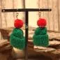 Preview: Ohrringe Hänger Weihnachten Bommelmütze grün rot - Ohrringe modeschmuck versilbert weihnachten m%C3%BCtze gestrickt gruen