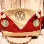 Preview: VW T1 Bus Umhängetasche in Rot und Creme aus Kunstleder im Querformat mit Camper-Motiv.