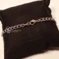 Preview: Nahaufnahme des geöffneten Karabiner-Verschlusses am leichtgliedrigen Metall-Aluminium-Armband auf schwarzem Kissen.