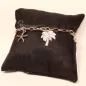 Preview: Ausgebreitetes versilbertes Gliederarmband mit großgliedriger Struktur und geschlossenem Karabiner-Verschluss.