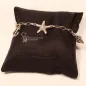 Preview: Versilbertes Bettelarmband aus Metall mit großen Gliedern auf einem braunen Schmuckkissen präsentiert.