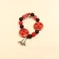 Preview: Handgefertigtes elastisches Halloween-Armband mit großen orangefarbenen Kürbisperlen und silberfarbenem Hexenhut-Anhänger.