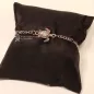 Preview: Versilbertes Gliederarmband mit ausgearbeiteter silberfarbener Schildkröte auf einem schwarzen Schmuckkissen.