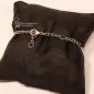 Preview: Rückansicht des versilberten Metall-Armbands auf schwarzem Kissen mit Fokus auf den Karabiner-Verschluss.