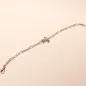 Preview: Ausgebreitetes versilbertes Bettelarmband aus Metall mit mittig platzierter Schildkröte vor hellem Hintergrund.