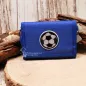 Preview: Blauer Kinder-Brustbeutel mit aufgesticktem schwarz-weißen Fußball-Motiv auf robustem Spinnstoff.