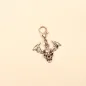 Preview: Silberfarbener Charmsanhänger mit Fledermaus- und Totenkopf-Motiv und Karabiner für Bettelarmband oder Kette.  Kurzbeschreibung