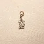 Preview: Kleiner versilberter Osterhase Charm mit Maßen 1,8 x 1 cm.