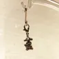 Preview: Handgefertigter Schmuck Charm aus Metall in Hasenform für Bettelarmbänder.