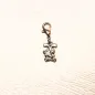 Preview: Versilberter Modeschmuck Anhänger Hase mit Karotte und Karabinerverschluss.