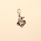 Preview: Silberfarbener Charmsanhänger mit Hexenkopf-Motiv und Karabiner für Bettelarmband, Halskette oder als Taschenanhänger für Halloween.