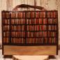 Preview: Detailaufnahme des stabilen Reißverschlusses der abwaschbaren Tasche im Bibliotheks-Look.