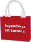 Preview: Rote Shoppertasche aus Polyester mit weißem Aufdruck „Irgendwas ist immer“ und stabilen Griffen.