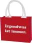 Preview: Rote Shoppertasche aus Polyester mit weißem Aufdruck „Irgendwas ist immer“ und stabilen Griffen.