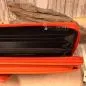 Preview: Stylische Handtasche aus langlebigem Kunstleder in leuchtendem Orange, Maße: 20x12x5 cm.