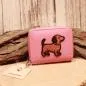Preview: Süßer Kindergeldbeutel mit Dackel Trixie in Himbeerrosa. Robustes Kunstleder, 6 Fächer & Reißverschluss. Ideal für Taschengeld. Maße: 11x8,5x2,5cm.