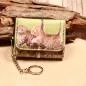 Preview: Kleiner grüner Kindergeldbeutel mit Fotodruck zwei spielender Katzen-Babys, Gliederkette und Schlüsselring.