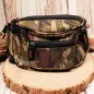 Preview: Frontansicht der Camouflage Kinder Gürteltasche mit 4 Reißverschlussfächern präsentiert auf einer Holzscheibe.