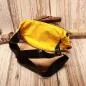 Preview: Rückseite der gelben Bauchtasche zur Ansicht der verstellbaren Gurtschnalle und des Steckverschlusses.