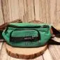 Preview: Vorderansicht der grünen Nylon-Gürteltasche mit dem weißen Aufdruck ADI und sportlichem Schriftzug.