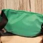 Preview: Schräge Detailaufnahme der Bauchtasche zur Veranschaulichung der beiden vorderen Reißverschlussfächer.
