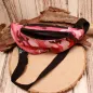 Preview: Geöffnete Ansicht des Reißverschlussfachs der pinken Kinder-Bauchtasche zur Verdeutlichung der geräumigen Fächer-Einteilung.