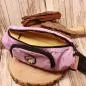 Preview: Nahaufnahme des gestickten Chrysanthemum-Schriftzugs und der Blumen-Applikation auf der Fanny Pack.