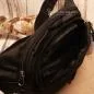 Preview: Lässige Trageweise der schwarzen Hip Bag mit Gurtschnalle als Crossbody-Tasche über der Brust.