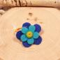 Preview: Handgefertigtes blaues Filz-Haargummi für Kinder mit großer Blume und leuchtend orangefarbenem Gummiband.