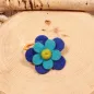 Preview: Handgefertigtes blaues Filz-Haargummi für Kinder mit großer Blume und leuchtend orangefarbenem Gummiband.