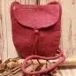 Preview: Flache altrosa Handtasche aus Filz mit Knopfverschluss und extra langem Schulterband, präsentiert in einer modernen Nahaufnahme.