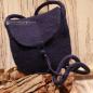 Preview: Flache dunkelblaue Handtasche aus Filz mit silbernem Knopfverschluss und langem Schulterband vor einem neutralen Hintergrund.