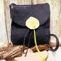 Preview: Flache dunkelblaue Handtasche aus Filz mit aufgenähter weißer Calla-Blüte, schwarzem Innenfutter und langem Schulterband vor neutralem Hintergrund.