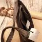 Preview: Detailansicht der geöffneten Filztasche mit Reißverschluss, großem Innenfach und kleinem Zusatzfach.