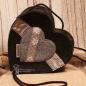 Preview: Rückseite der Weidräwöl Filztasche mit hellgrauem Herz und Edelweißbordüre.