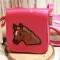 Preview: Pinke Kindertasche mit aufgesticktem braunem Pferdekopf und verstellbarem Schultergurt.