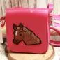 Preview: Pinke Kindertasche mit aufgesticktem braunem Pferdekopf und verstellbarem Schultergurt.
