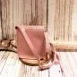 Preview: Rückseite der rosa Kinder Umhängetasche mit Fokus auf die saubere Nahtführung und das Material.