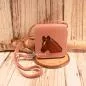Preview: Rosa Handtasche für Kinder mit aufgesticktem braunem Pferdekopf und verstellbarem Schultergurt.