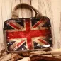 Preview: Grau-braune Tablet-Tasche aus Leder-PVC mit Amerika-Flaggen-Motiv, Reißverschluss und praktischen Tragegriffen.