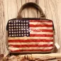 Preview: Grau-braune Tablet-Tasche aus Leder-PVC mit Flaggen-Motiv, Reißverschluss und 17 cm langen Tragegriffen.