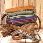 Preview: Nahaufnahme der bunten Handtasche (Stoff und Leder) mit verstellbarem Riemen.