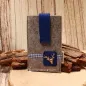 Preview: Hellgraue handgenähte Filztasche Marke Weidräwöl mit blauem Kontrast, Hirschkopf-Motiv und Klettverschluss für Smartphone und Zubehör.