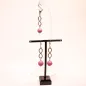 Preview: Versilbertes Schmuckset bestehend aus einem Kettenanhänger und passenden Ohrringen mit rosa Korkperlen und funkelndem Strass-Unendlichkeitszeichen.