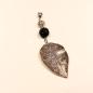 Preview: XL Kettenanhänger versilbertes Blatt mit schwarzer Glitzerperle und filigranem Muster.