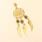 Preview: Vergoldeter Kettenanhänger Traumfänger mit drei goldenen Flügeln und funkelnden grünen Strass-Perlen.