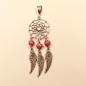 Preview: Versilberter Kettenanhänger Traumfänger mit rosa Glitzerperle und drei beweglichen Metallfedern.