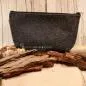 Preview: Nahaufnahme der farbenfrohen Punkte-Bordüre und Blumen-Stickerei auf der Handmade Kulturtasche.