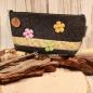 Preview: Handgenähte weidräwöl Kosmetiktasche aus grauem Filz mit bunten Punkten und Blumen.