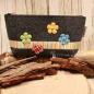 Preview: Handgenähte weidräwöl Kosmetiktasche aus dunkelgrauem Filz mit Blumen und bunter Streifenbordüre.